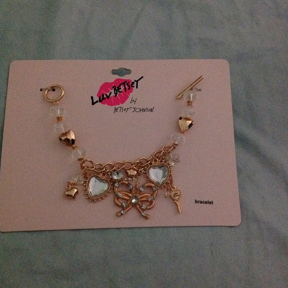 BRAND NEW Betsey Johnson hearts & charms bracelet - Picture 4 of 6